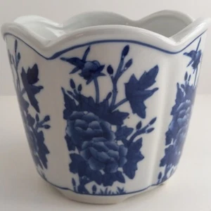 White with Blue Flowers Short Vase Flower Pot Glazed Pottery 5.5" tall 6" wide - Picture 1 of 8