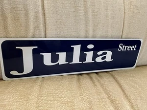 "Julia Street" blau mit weißen Buchstaben Blechschild für Mädchenzimmer Dekor 19" L x 5" H - Bild 1 von 4