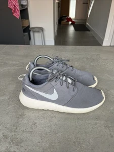 Women’s Nike Roshe Gray Running Training Workout Shoes Size 7 - Picture 1 of 8
