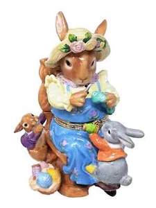 NEU Osterhase Mutter & Hasen Stricken Porzellan Schmuckschatulle aufklappbar 7" - Bild 1 von 8