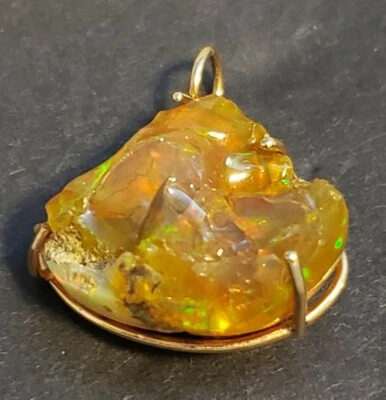 Colgante rústico de oro amarillo de 14k con ópalo de fuego natural crudo Foto 1 de 4