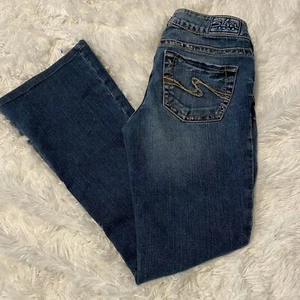 Silver Jeans Damengröße 26 Aiko blau Denim Jeans ausgestellte Beine 28" Schrittlänge gebraucht, in einwandfreiem Zustand - Bild 1 von 7
