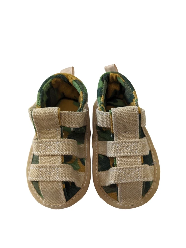 Sandálias de lona First Steps By Stepping Stones tamanho 3 6-9 meses bronzeado com camuflagem - Imagem 1 de 4