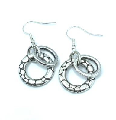 Pendientes personalizados martillados cepillados aros ovalados Brighton de guijarros y plata Foto 1 de 4