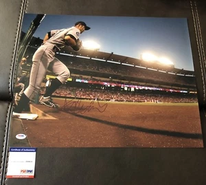 ICHIRO SUZUKI MARINERS SIGNED METALLIC 16X20 PHOTO PSA DNA COA AUTO 3000 HITS - Picture 1 of 3