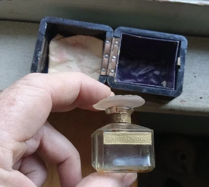 EARLY 1900 VANTINES SANDALWOOD PERFUME BOTTLE WITH STOPPER IN ORIGINAL WOOD BOX - Picture 1 of 14