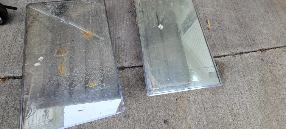 Espejo de baño botiquín moderno de mediados de siglo de la década de 1960 de acero sin estantes oxidados Foto 1 de 1