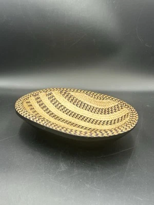 Cuenco tejido y de madera hecho a mano en África  Foto 1 de 4