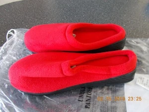 NIB New Women's Red Slide House shoes slippers -Size 7 8  (Med) - Picture 1 of 3
