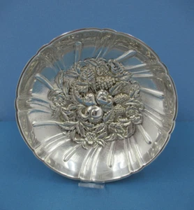 S KIRK & SON 431 REPOUSSE Sterling Silver 5 3/4" Bowl w/ 3 Ball Feet 5.25 Tr Oz - Picture 1 of 7