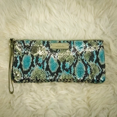 Bolso sin asas Lodis muñeca pequeña con cremallera y ribete de cuero con lentejuelas estampado de piel de serpiente Foto 1 de 4