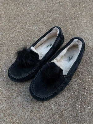 Mocasines UGG para mujer talla 8 negros Dakota lana mocasín pompón Foto 1 de 4