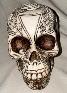 Calavera de resina rosas y león decoración gótica 6” – LEER pequeña viruta de pintura - Imagen 1 de 7