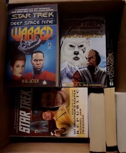 Schachtel mit 20+ zufälligen gemischten Posten "Star Trek" Taschenbuchromane Bücher - Bild 1 von 3
