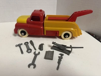 Camión grúa de juguete vintage de plástico de 9” - Marx Fix-All con herramientas Foto 1 de 4