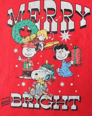Camiseta Charlie Brown Navidad "Feliz y Brillante" Roja Grande Cacahuetes Snoopy Lucy Foto 1 de 4