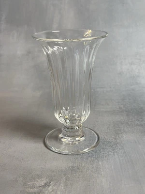 Jarrón Art Reed soplado a mano de vidrio transparente americano con patas pequeñas 4"h 2,75" diámetro Foto 1 de 4