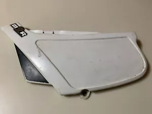 SUZUKI DS 80 LEFT SIDE WHITE PLASTIC NUMBER PLATE - Picture 1 of 5