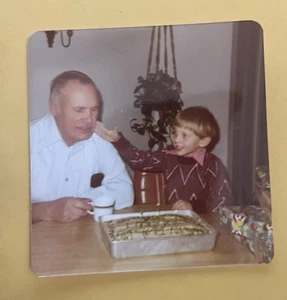 FOTO D'EPOCA TROVATA nonno e piccolo con torta di compleanno - Foto 1 di 3