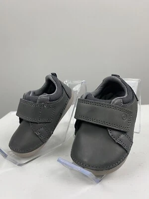 Stride Rite 婴儿男孩灰色钩环尺寸 3M — 第 1/4 张图片