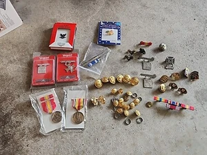 Lot Of US Military Pins And Badges - Picture 1 of 5