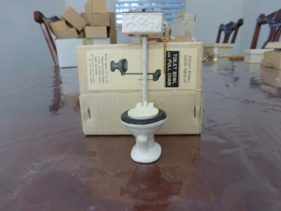 De colección. Inodoro de cadena empotrada de cerámica de porcelana estilo antiguo - tapa de madera - artículo para casa de muñecas Foto 1 de 2