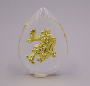Neuf pendentif et chaîne dragon chanceux en or jaune 24 carats feuilleté avec cristal artificiel
