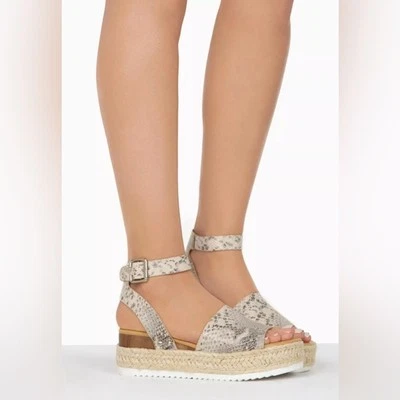 Sandalias Soda Topic Beige Pitón Borde Forma Plana Tachonadas Cuña Punta Abierta Foto 1 de 4