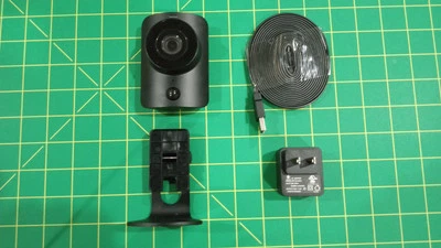 Cámara interior SimpliSafe usada SSCM1 y cable de alimentación Foto 1 de 2