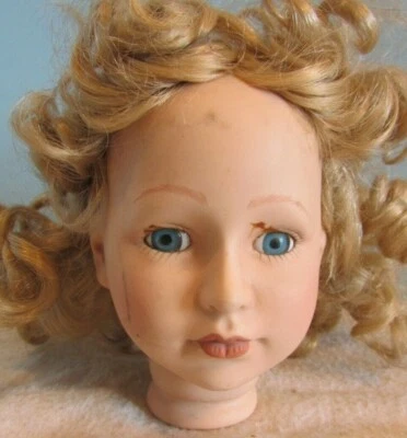 PIEZAS MUÑECA CABEZA PORCELANA/CERÁMICA VINTAGE 4" OJOS AZULES/PELUCA RIZADA RUBIA  Foto 1 de 4