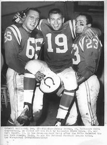 JOHNNY UNITAS AFTER WINNING THE 1959 CHAMPIONSHIP !! COLTS LEGEND 8x10 ! ! - Picture 1 of 1