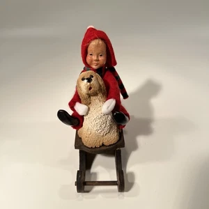 Caroler vintage Christmas Byers Choice 1991 niño en trineo con perro - Imagen 1 de 5