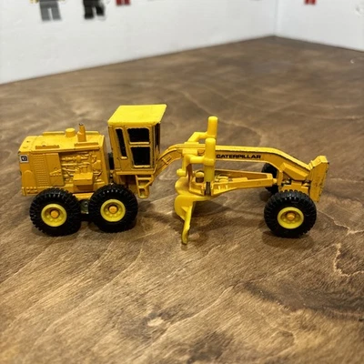  Vintage Ertl Mighty Movers Caterpillar Road Grader 6" Die-Cast Pre-owned  - Image 1 of 4
