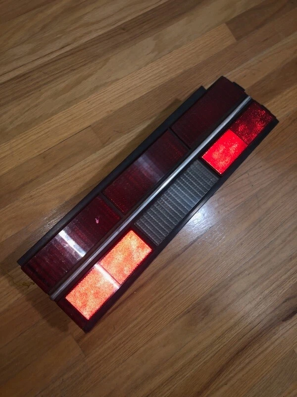 TAILLIGHT 1982 1985 CHEVROLET CHEVY OE CELEBRITY RIGHT TAIL LIGHT LAMP 1983 1984 - Image 1 of 4