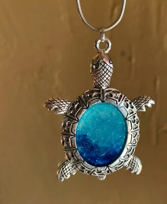 Collar Colgante Tortuga Resina Vertida Artesanal - Pieza de Arte Vida Marítima Océano Azul Foto 1 de 4