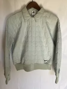 Nike DD5120 013 Women's Sz S Gray Haze Essentials Quilted Woven Jacket NWT $110 - Picture 1 of 3