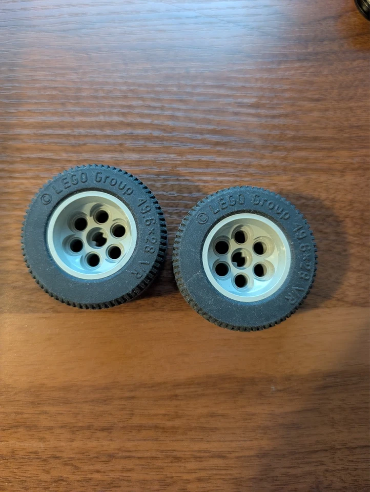 Lego Lote De 2 Coche De Carreras Neumático Grande 49.6 x 28 VR 6595 Rueda 36.8mm D. x 26mm Gris Foto 1 de 1