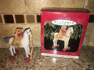 De colección Hallmark A PONY PARA NAVIDAD 1998 PRIMERO DE SERIE #0180 - Imagen 1 de 10