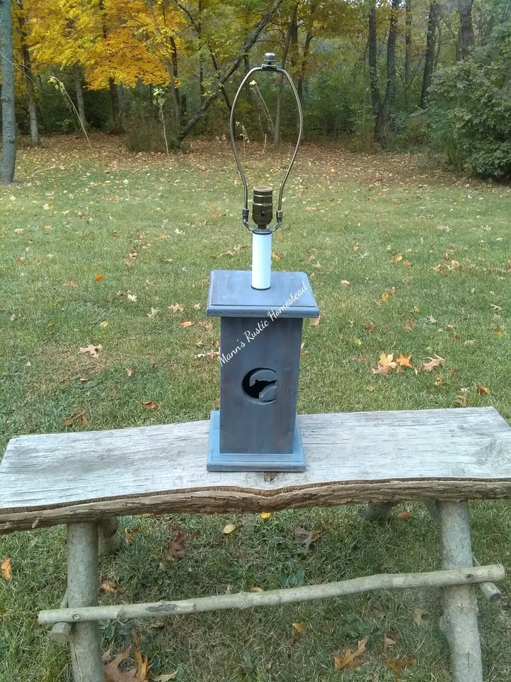 Lámpara Coyote para habitación de niño. gris envejecido. Largo 7" x Ancho 7" x Alto 28" Foto 1 de 4