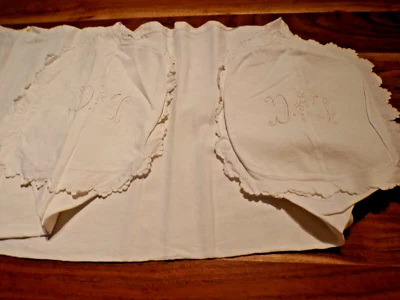 Taie traversin en lin blanc , Extrémités fermées monogramme LC - Photo 1/4