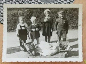 Foto Kinder mädchen Schubkarre Pilzsuche Pilze Girl Knabe 1939 L9 - Bild 1 von 2