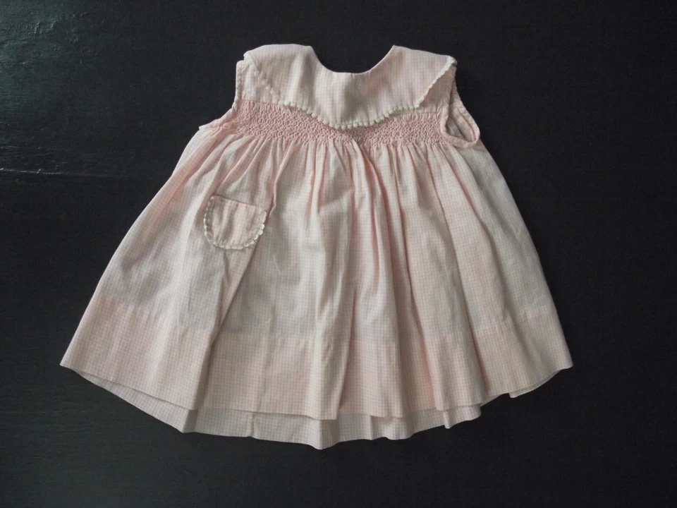 Robe bébé (faite main) coton vichy rose à smocks avant, sans manches et col rond - Photo 1/2
