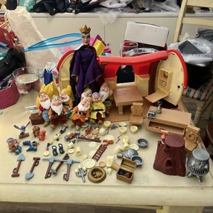 Disney Snow White And The Seven Dwarfs Cottage Playset. Includes the 7 dwarfs b8 - Picture 1 of 15