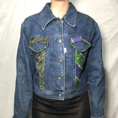 Moschino Jeans Acolchado Oscuro Lavado Vaquero Chaqueta Patrón Cuello Corbata Decoración Foto 1 de 4