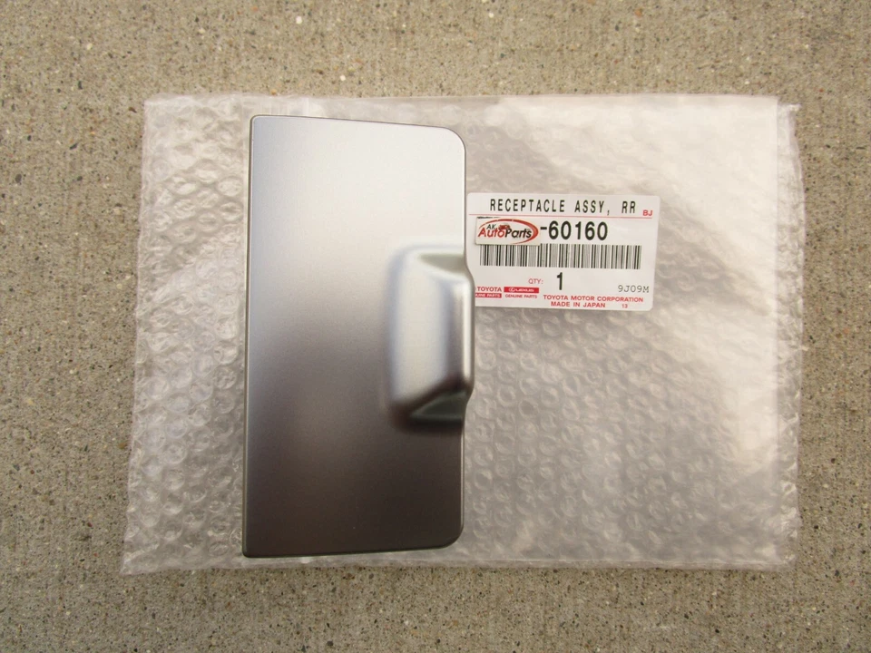 SE ADAPTA A: CENICERO PUERTA TRASERA IZQUIERDA TOYOTA LAND CRUISER 13 - 15 OEM PLATEADO NUEVO Foto 1 de 4