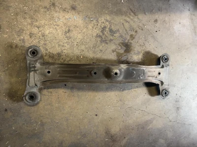 1997-2001 Toyota Camry Solara Avalon Conjunto de Quadro Traseiro Crossmember K Fabricante de Equipamento Original - Imagem 1 de 2