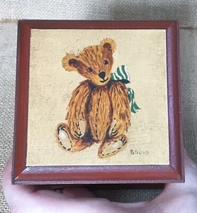 Caja de madera de oso de peluche vintage soporte para baratija pintado a mano caprichoso núcleo de cabaña - Imagen 1 de 9