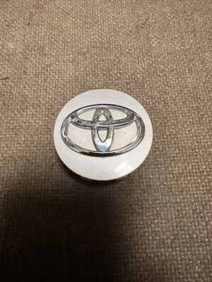 Toyota OEM Camry Highlander Sienna Venza Silver Center Cap Hub Cover 42603-08030 - Image 1 of 2