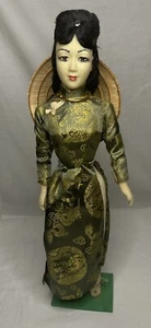 1960er Jahre vietnamesische Puppe Kriegszeit Souvenir traditionelles grünes Kleid stehend 16 Zoll Vintage - Bild 1 von 15