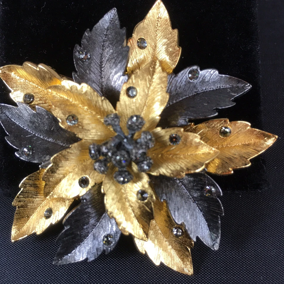 Broche/Pin Joan Rivers Escala Superior Gris Metálico y Cristal Color Dorado Foto 1 de 4